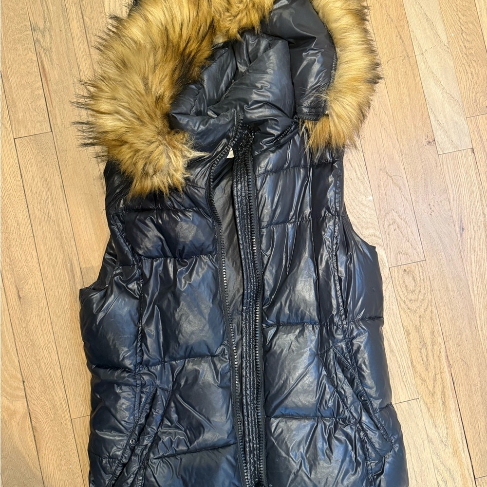 Women's Black Puffer Vest with Faux Fur Trim